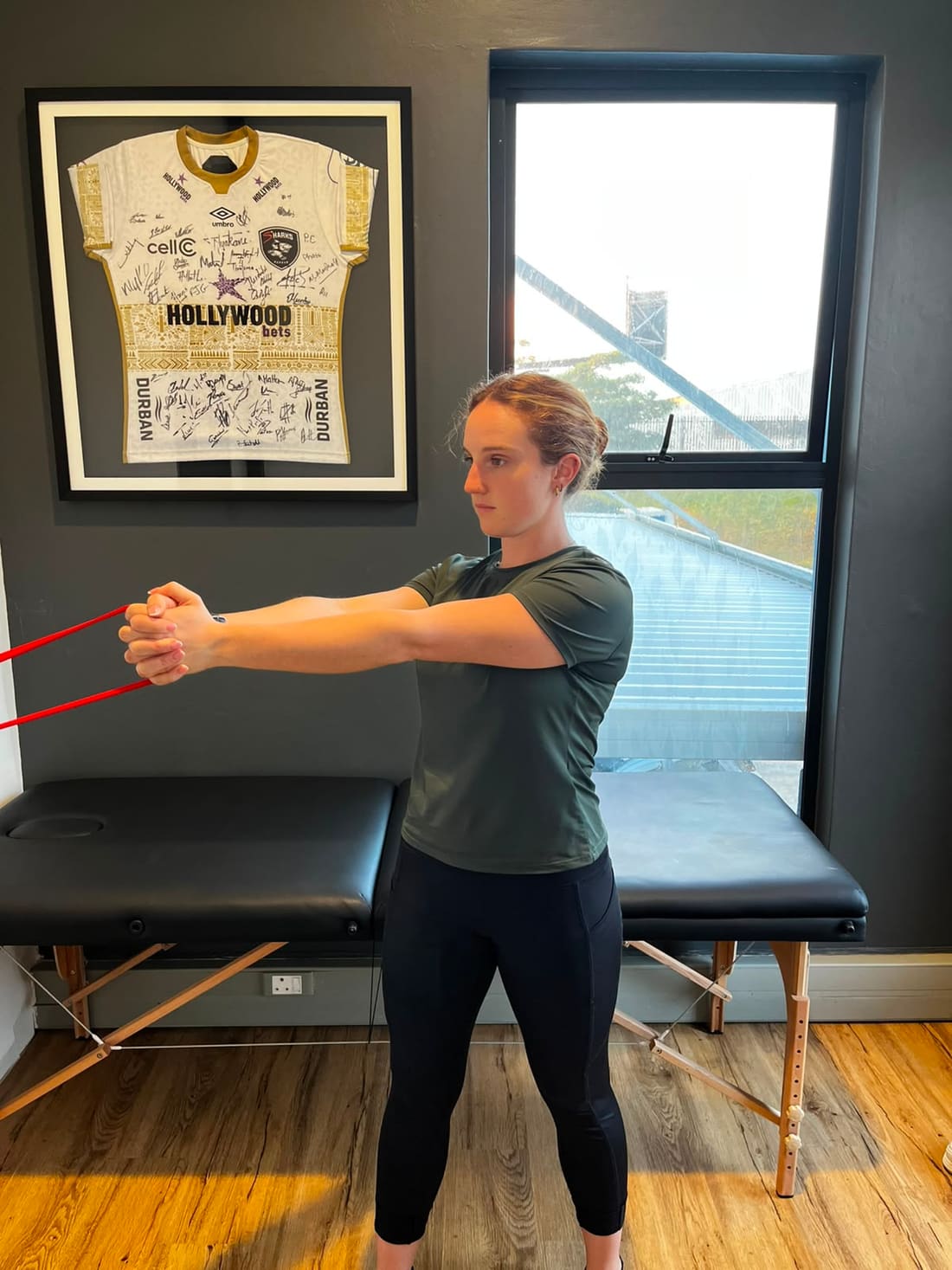 Hannah demonstrating the starting position of a Pallof press